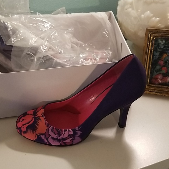 NEW IN BOX Nine West Pumps - Picture 3 of 5